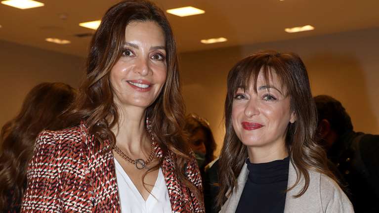 Κατερίνα Λέχου - Έμιλυ Κολιανδρή: Στιλάτες στο θέατρο με μπλέιζερ, τζιν και μίνι