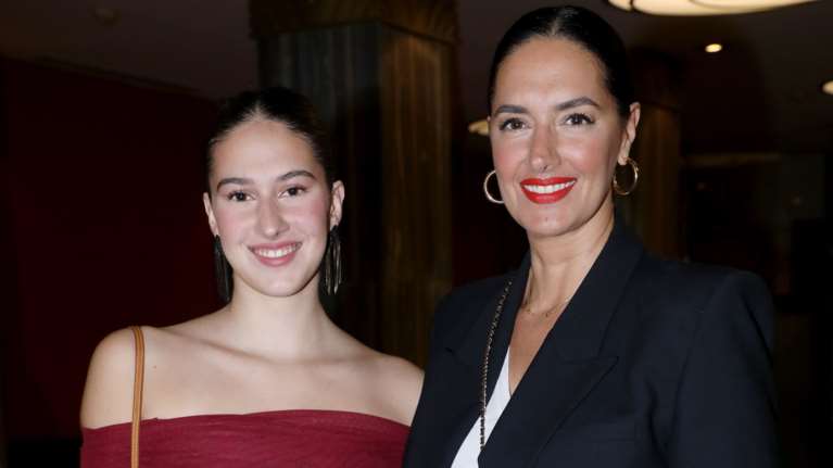 Νόνη Δούνια - Ρία Μουρατίδη: Μαμά και κόρη με στιλάτα και εντελώς διαφορετικά looks στο θέατρο Παλλάς