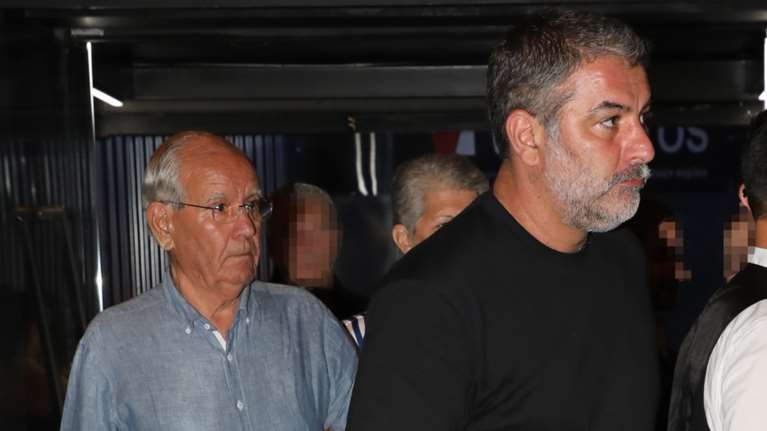 Βασίλης Μπισμπίκης: Πήγε στην πρεμιέρα της Βανδή με τους γονείς του - Η σπάνια οικογενειακή εμφάνιση