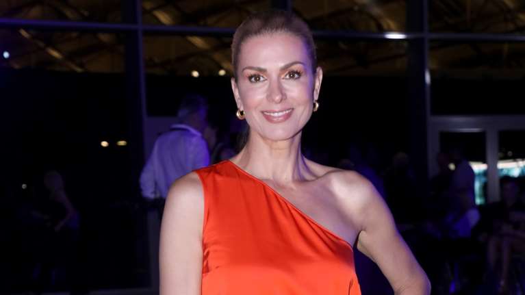 Τζίνα Αλιμόνου: Το μισό μάξι - μισό μίνι φόρεμα στο χρώμα του καλοκαιριού που επέλεξε σε βραδινή έξοδο