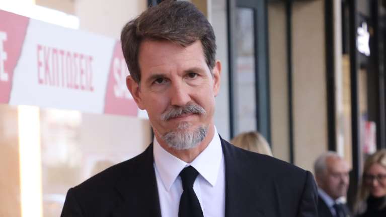 Ο Παύλος πέταξε για Νέα Υόρκη πρώτη θέση με εισιτήριο 5.000 ευρώ και 18 βαλίτσες [βίντεο]