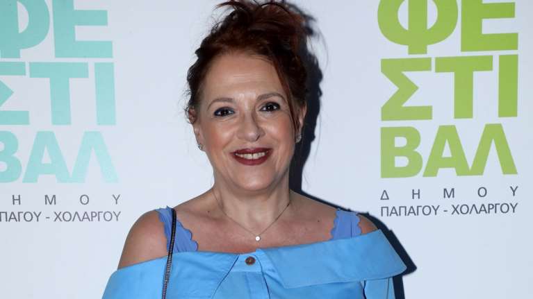 Ελένη Ράντου: Εντυπωσιακή με σούπερ μίνι έξωμο shirt dress το οποίο συνδύασε με chunky πέδιλα