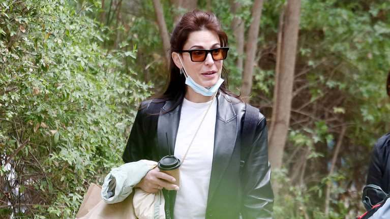 Κατερίνα Παπουτσάκη: Φοράει με τον καλύτερο τροπο τζιν και leather σορτς τον χειμώνα - Οι σούπερ εμφανίσεις της [εικόνες]