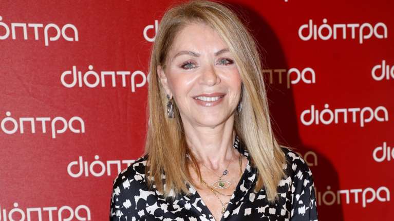 Έλλη Στάη: Λαμπερή εμφάνιση μετά από μήνες - Τo αγαπημένο της denim και τα ιδιαίτερα μαυρόασπρα πέδιλα