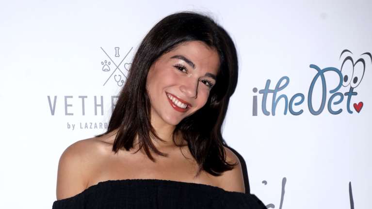 Μελίνα Νικολαΐδη: Βραδινή έξοδος με  μαύρο deux pieces και ιδιαίτερα φλατ σανδάλια με ασημί λεπτομέρειες