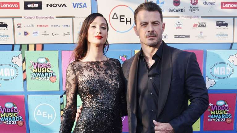 &quot;Έλιωσε&quot; το Instagram ο Γιώργος Αγγελόπουλος: Ταΐζει την κόρη του σε παραλία της Σκιάθου [εικόνα]