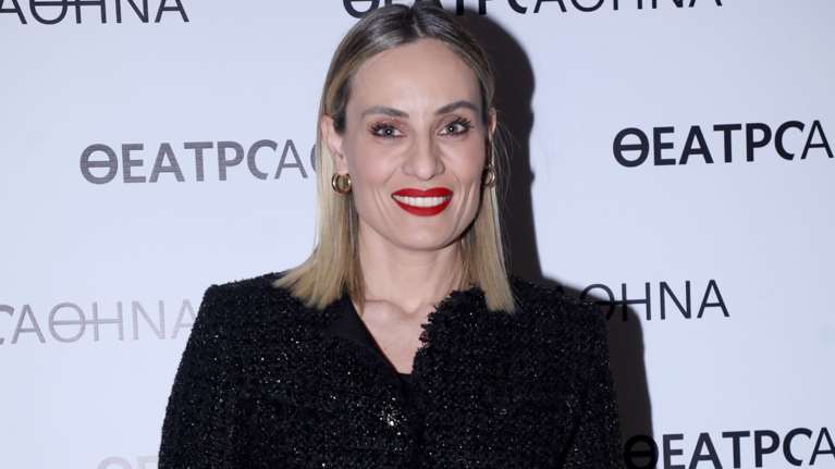 Ελεονώρα Μελέτη: Η total black εμφάνιση στο θέατρο με απίθανο τουίντ σακάκι και υπερβολικά βραδινές γόβες