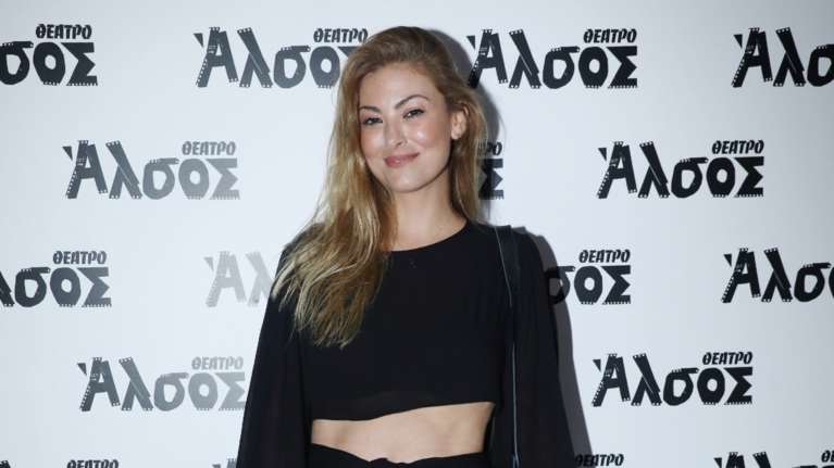 Δέσποινα Καμπούρη: Ετσι είναι το σώμα της με μαγιό χωρίς ρετούς - Στην παραλία με τις κόρες της