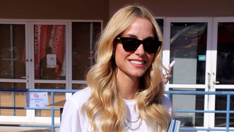 Δούκισσα Νομικού: Η casual εμφάνιση με λευκό t-shirt, υπερβολικά φαρδύ denim και χειμερινά μποτάκια