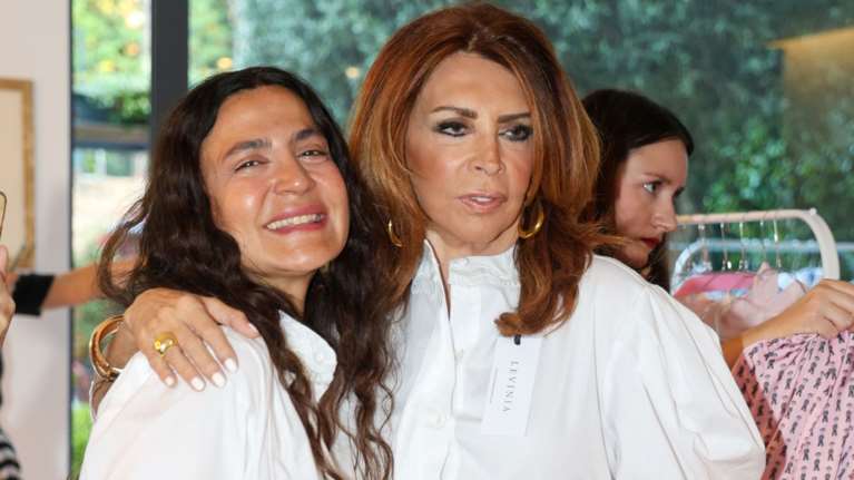 Η Μιμή Ντενίση super chic στα λευκά - Με πουκάμισο και ασορτί σορτς