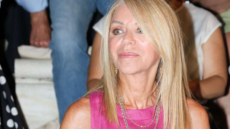 H Έλλη Στάη φόρεσε τέλεια το γυναικείο κοστούμι - Η εμφάνισή της στο Ηρώδειο