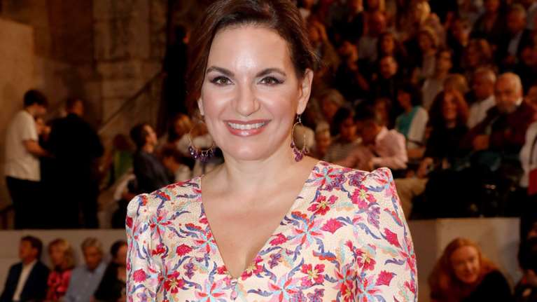 Όλγα Κεφαλογιάννη: Απαστράπτουσα στο Ηρώδειο με μεσάτο φλοράλ φόρεμα και clutch Bottega Veneta