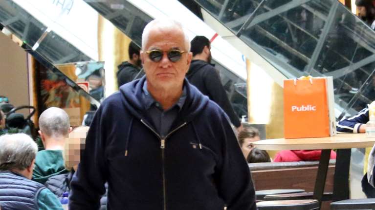 Γιάννης Πρετεντέρης: Σπάνια εμφάνιση με τη σύζυγό του, Σάντρα - Με casual εμφάνιση για ψώνια [εικόνες]