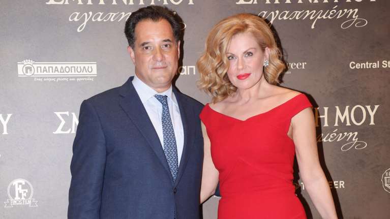 Ευγενία Μανωλίδου – Άδωνις Γεωργιάδης: Η αγκαλιά και το τρυφερό φιλί που αντάλλαξαν μπροστά από το χριστουγεννιάτικο δέντρο