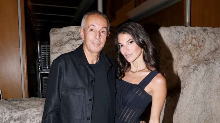 Ο Γιάννης και η Δήμητρα Κούστα στο Καλλιμάρμαρο - Με μπλε δαντελένιο τοπ η σύζυγος του εφοπλιστή