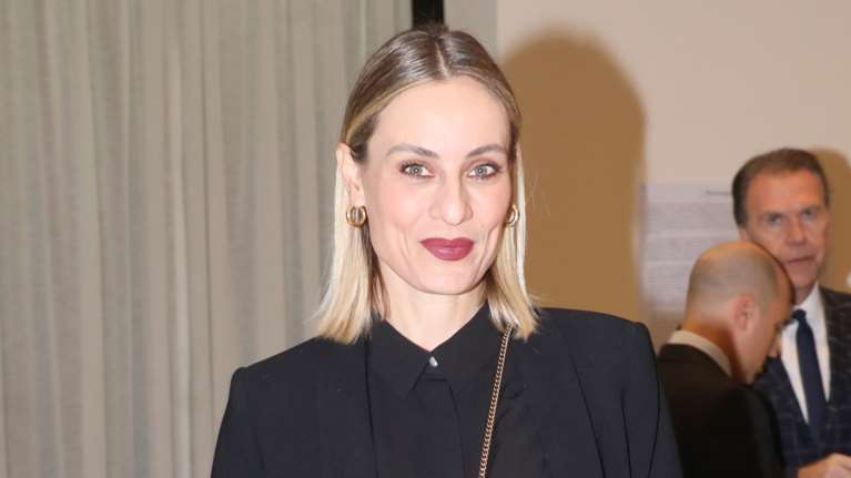 Ελεονώρα Μελέτη: Στιλάτη σε βραδινή έξοδο με chunky loafers Prada και Gucci mini bag