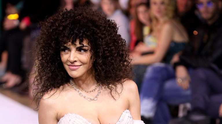 Η Σολωμού το τόλμησε: Εβαλε... σούπερ σέξι νυφικό και ο Mente Fuerte την αποθέωσε [εικόνες]