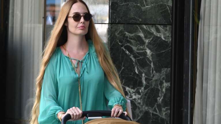 Αντωνία Καλλιμούκου: Σπάνια δημόσια εμφάνιση με τον νεογέννητο γιο της στο κέντρο της Αθήνας [εικόνες]