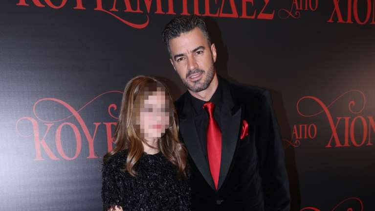 Εύα Τσιμιτσέλη: Μια κούκλα στο κόκκινο χαλί στην πρώτη δημόσια εμφάνισή της στην πρεμιέρα του πατέρα της