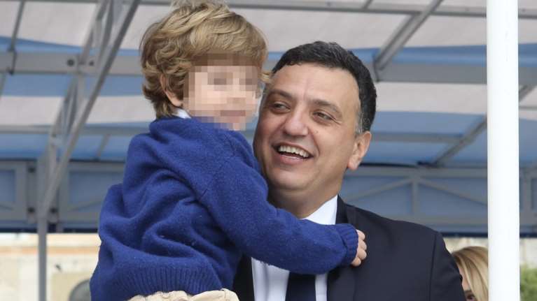 Β. Κικίλιας - Tρεις γενιές μαζί - Η σπάνια φωτογραφία με τον πατέρα  και τον γιο του - "Ο παππούς κακομαθαίνει τον εγγονό και ο μπαμπάς λιώνει"