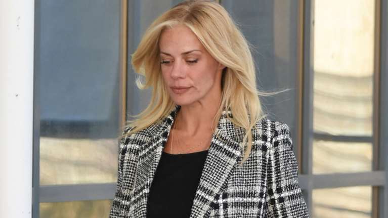 Ζέτα Μακρυπούλια: Με casual look στο δικαστήριο - Γιατί κλήθηκε να καταθέσει στη δίκη Φιλιππίδη