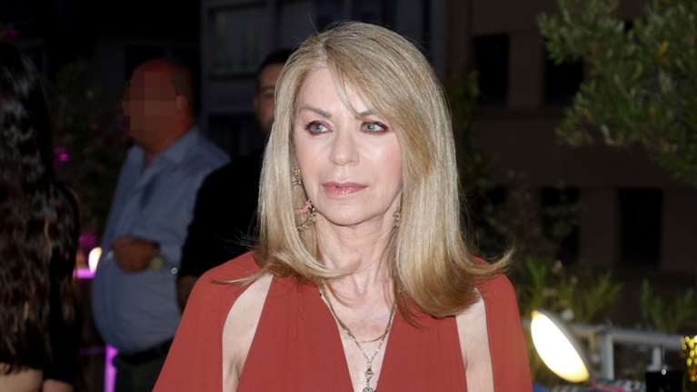 Ελλη Στάη: To ιδιαίτερο τοπ με τα cape sleeves που φόρεσε σε βραδινή έξοδο - Ο συνδυασμός με λευκό παντελόνι