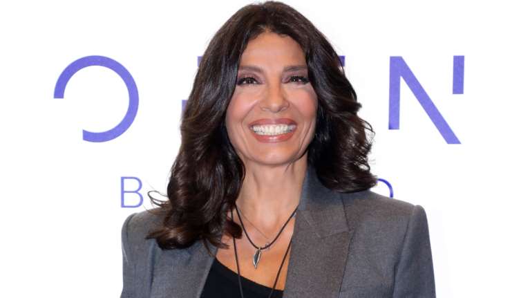 Πόπη Τσαπανίδου: Στιλάτη με ανδρικό κοστούμι και loafers, μια διαχρονικά ιδανική επιλογή