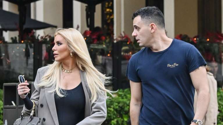 Κατερίνα Καινούργιου - Παναγιώτης Κουτσουμπής: Βόλτα στη Βουκουρεστίου λίγους μήνες πριν γίνουν γονείς