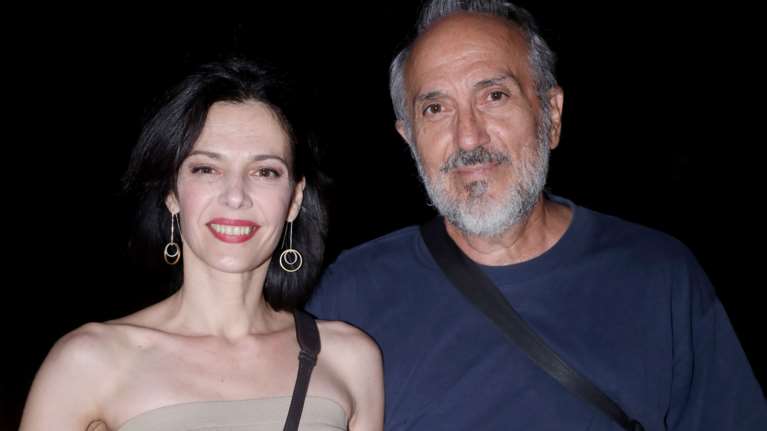 Μαριλίτα Λαμπροπούλου: Η διαφορετική εμφάνιση με τον σύζυγό της - To σέξι look με μίνι φόρεμα και strappy πέδιλα