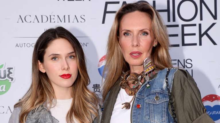 Εβελίνα Παπούλια - Αφροδίτη Λιάντου: Μαμά και κόρη με denim και cropped top στην εβδομάδα μόδας