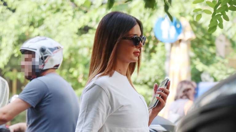 Η Σταματίνα Τσιμτσιλή για shopping: Με εμπριμέ ολόσωμο μαγιό και τζιν cargo παντελόνι