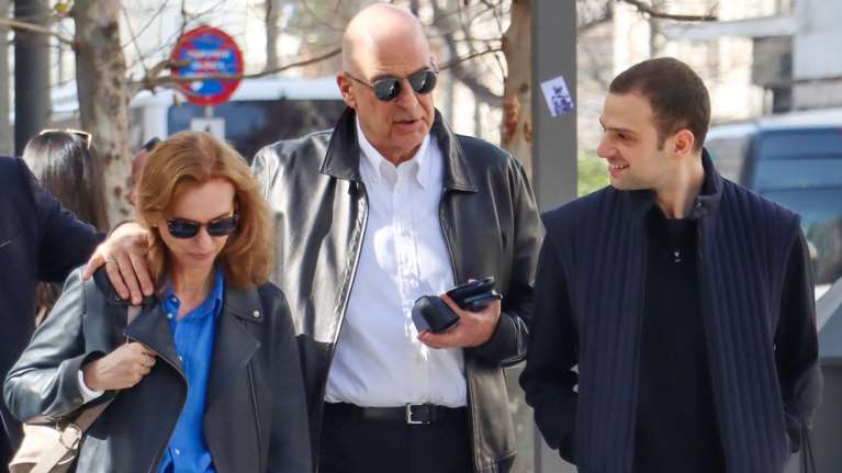 Νίκος Δένδιας: Σπάνια δημόσια εμφάνιση του υπουργού με την οικογένειά του -  Βόλτα με τη σύζυγό του και τον γιο τους
