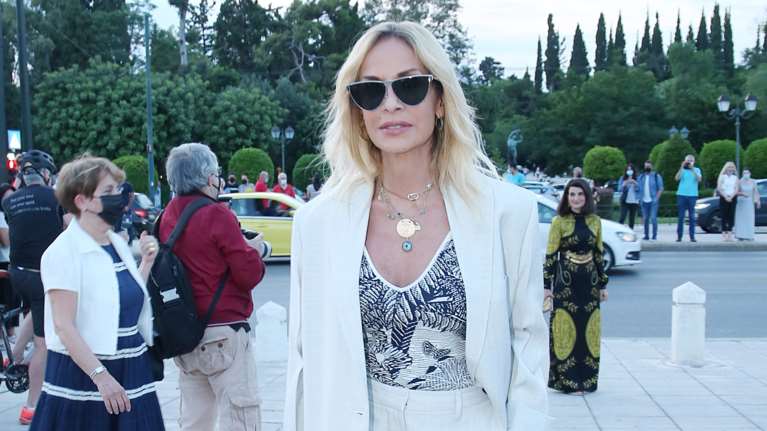 Τα φλατ παπούτσια που φόρεσε η Άννα Βίσση στο show Dior ήταν η επιτομή του coolness