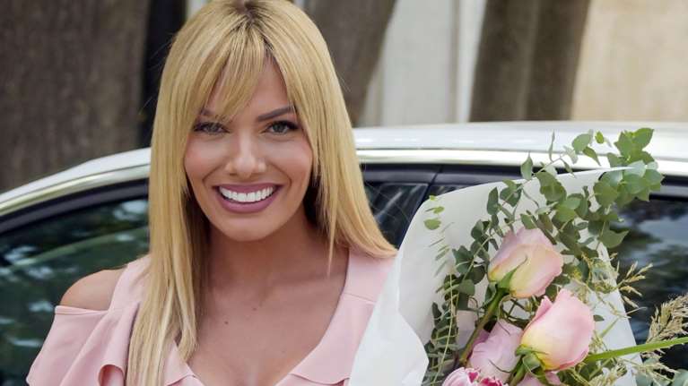 Ντύθηκε νύφη η Ιωάννα Μαλέσκου: Παντρεύτηκε τον Κωνσταντίνο Δανιά στο δημαρχείο της Ραφήνας