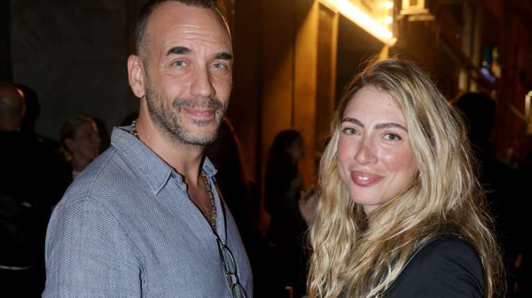 Πάνος Μουζουράκης - Μαριλού Κόζαρη με τζιν και σνίκερς: Η πρώτη βραδινή εμφάνιση μετά τη γέννηση της κόρης τους