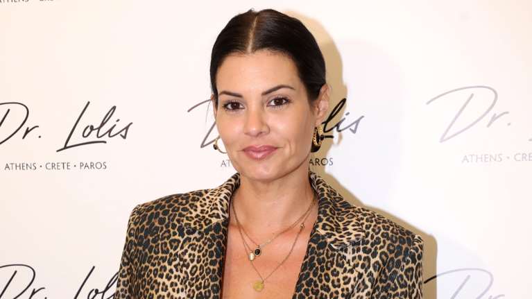 Μαρία Κορινθίου: Η υπερβολική animal print εμφάνιση με oversized λεοπάρ κοστούμι και γόβες