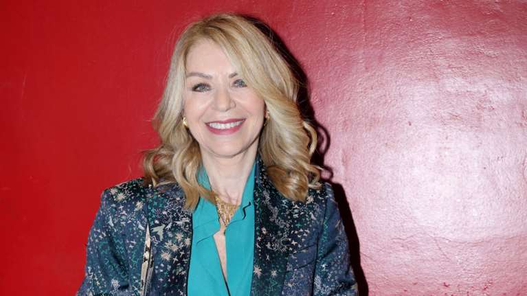 Ανεβαίνει στο σανίδι η Έλλη Στάη: Ο ρόλος της σε παράσταση και η κομψή εμφάνιση με κοστούμι Zadig&amp;Voltaire από γαλλικό ζακάρ