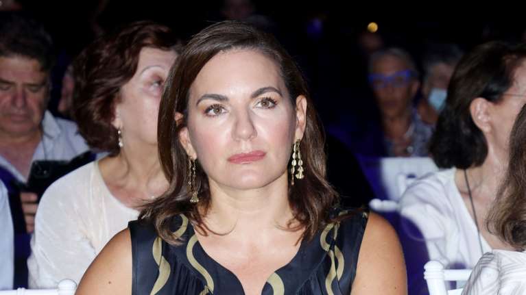 Όλγα Κεφαλογιάννη: Το έθνικ look της στο Καλλιμάρμαρο με σατέν φόρεμα, raffia τσάντα και εσπαντρίγιες