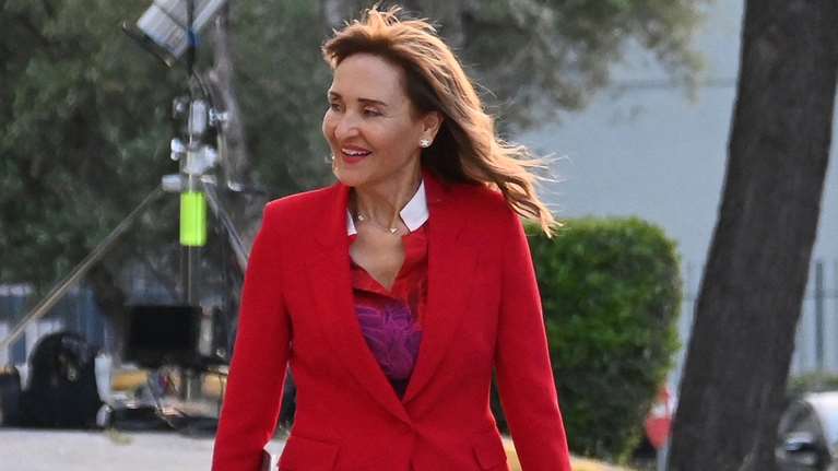 Μάρα Ζαχαρέα: Για shopping με τις φίλες της - Η chic εμφάνιση με χρυσές γόβες