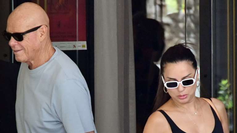 O Τζώνη Καλημέρης με τη σύζυγό του στη Βουκουρεστίου