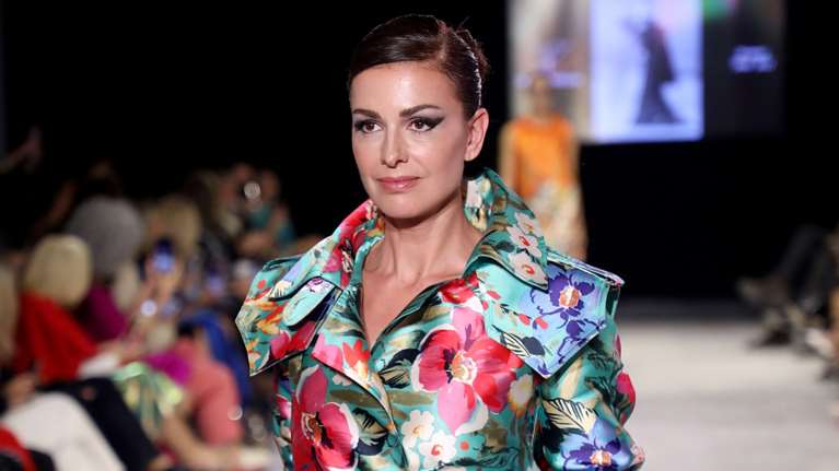 Τζίνα Αλιμόνου: Πανέμορφη στην πασαρέλα με ονειρεμένο μεταξωτό coat dress Vassilis Zoulias