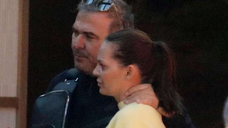 Αντώνης Ρέμος - Υβόννη Μπόσνιακ: Τα τρυφερά αγγίγματα σε βόλτα στη Γλυφάδα [Εικόνες]