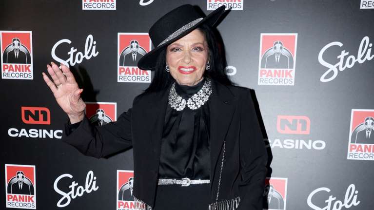 Ζωζώ Σαπουντζάκη: Σπάνια φωτογραφία με την οικογένειά της - &quot;Η μητέρα μου ήταν μάνατζερ καταπληκτική, εκείνη ανέβαζε το κασέ μου&quot;