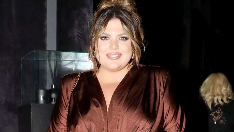 Η Δανάη Μπάρκα μας ανοίγει το δωμάτιο - γκαρνταρόμπα της