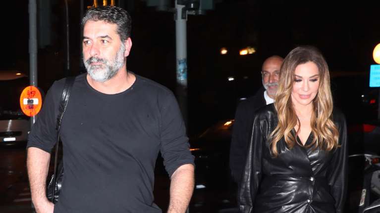Δέσποινα Βανδή – Βασίλης Μπισμπίκης: Eνθουσιασμένος της πετούσε λουλούδια - Νέα βραδινή έξοδος για το ζευγάρι [Εικόνες]