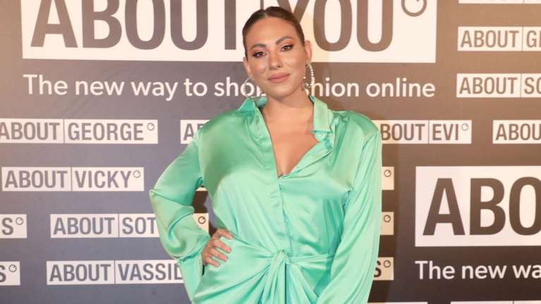 Ευρυδίκη Βαλαβάνη: Έδειξε on air την ταυτότητά της και αποκάλυψε την ηλικία της [βίντεο]