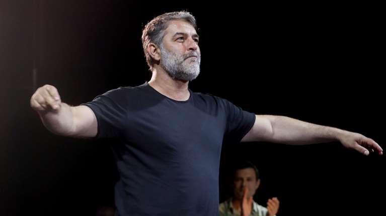 28 χρόνια πριν: Αγνώριστος στα νιάτα του ο Βασίλης Μπισμπίκης