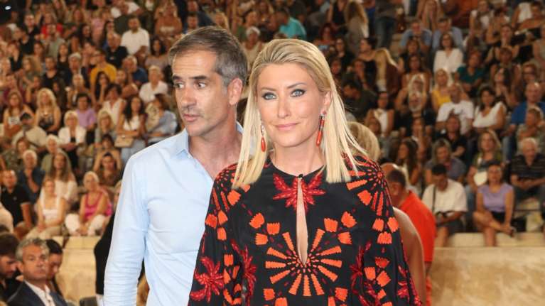 Η Σία Κοσιώνη σε φιλανθρωπικό δείπνο στο Μικρολίμανο στον Πειραιά - Η chic εμφάνισή της