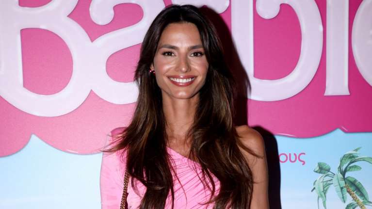 Το απόλυτο barbie girl η Ηλιάνα Παπαγεωργίου: Η εμφάνιση με  bandage dress με cut outs που τόνισε το μαύρισμά της