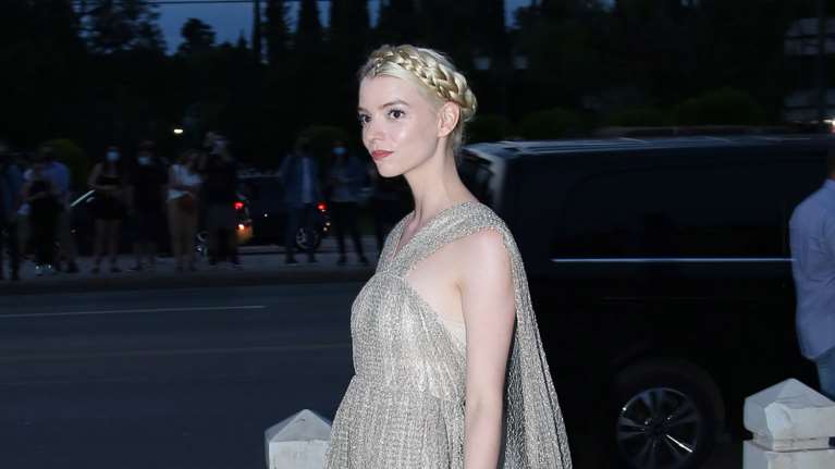 Το Γκαμπί της Βασίλισσας: Η νεραϊδένια εμφάνιση της πρωταγωνίστριας στην επίδειξη του Dior